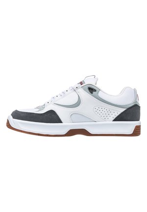 Weiße und graue Sneakers mit einem Obermaterial aus Leder und Mesh, Wildlederakzenten, durchlöcherten Details und einer braunen Gummisohle.
