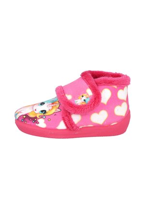 Zapatilla de casa de felpa rosa con un diseño de unicornio, acentos coloridos, una correa de velcro y un patrón de corazones en una superficie suave.