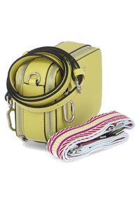 Geel lederen schoudertas met twee ritscompartimenten, voorzien van een zwarte strap en een kleurrijke gestreepte afneembare strap.