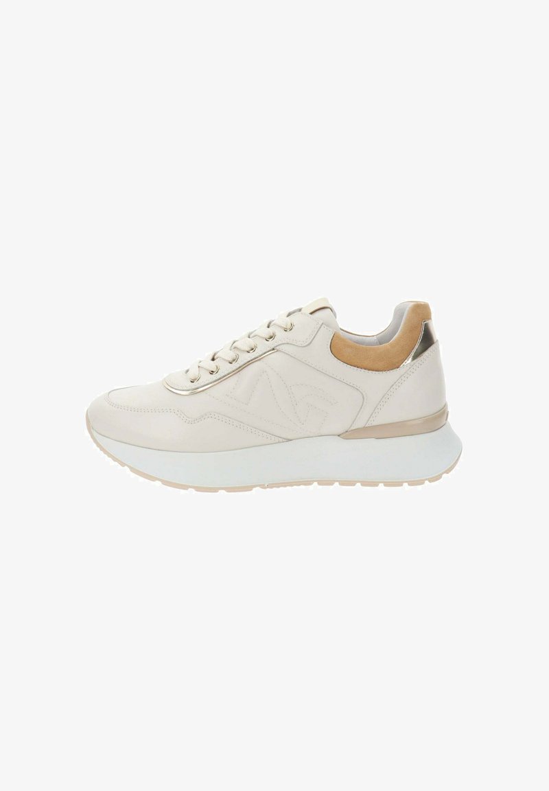 Sneaker in pelle color beige con una suola bianca, dettagli dorati e una tomaia testurizzata. Presenta lacci piatti e un collare imbottito per il comfort.