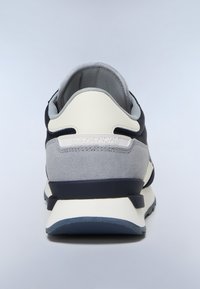 Vista posteriore di una sneaker grigia, nera e bianca con colletto imbottito e logo "Napapijri" sulla linguetta del tallone.