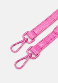 Roze nepleren band met krokodillenstructuur, voorzien van twee metalen clips in bijpassend roze, bevestigd met stikseldetails.