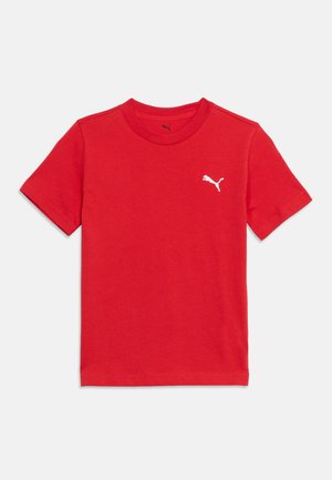 Rotes T-Shirt mit kurzen Ärmeln und Rundhalsausschnitt, mit kleinem weißen Puma-Logo auf der linken Brust, auf weißem Hintergrund dargestellt.