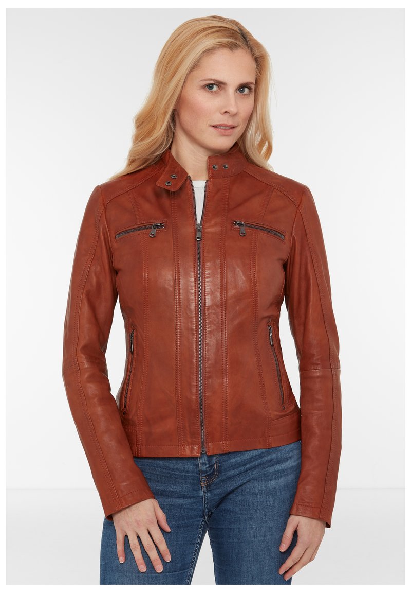 Braune Leder-Motorradjacke mit durchgehendem Reißverschluss, Stehkragen und zwei Reißverschluss-Brusttaschen. Glatte Textur mit detaillierter Naht.