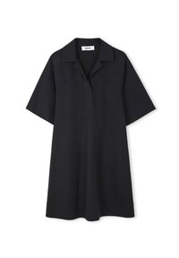 Abito polo nero a maniche corte con scollo a bottoni. Realizzato in un tessuto liscio, presenta un colletto strutturato e una vestibilità rilassata.
