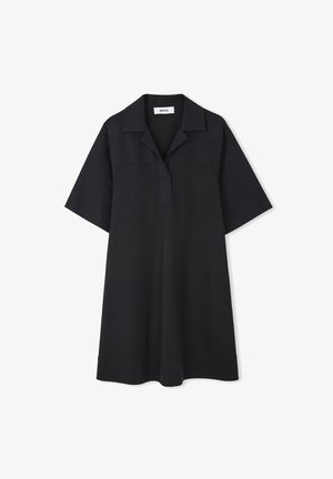 Zwart, kortemouw polo jurk met een gesloten halslijn. Gemaakt van gladde stof, heeft een gestructureerde kraag en een ontspannen pasvorm.
