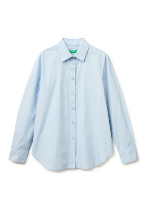 Hellblaues Hemd mit langen Ärmeln, Knopfleiste, spitzem Kragen und abgerundetem Saum, flach auf einem weißen Hintergrund dargestellt.