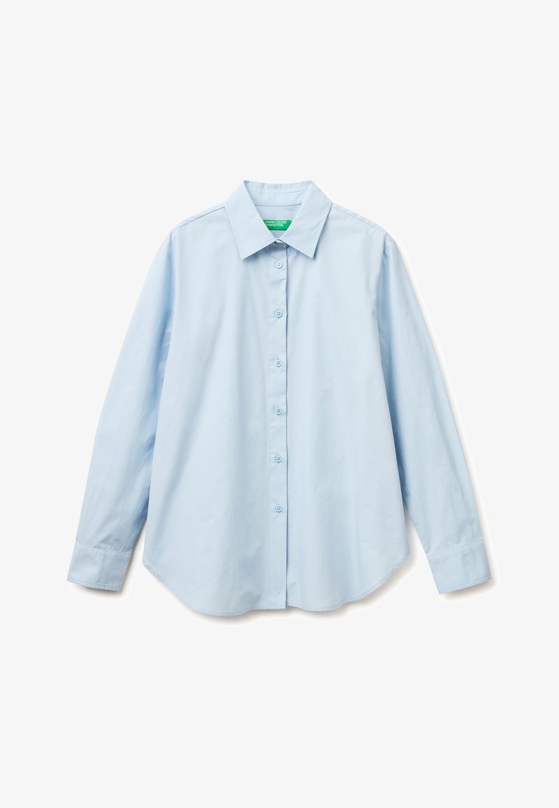 Jasnoniebieska koszula na długi rękaw z guzikami i zaostrzonym kołnierzykiem oraz zaokrąglonym dołem, pokazana na płasko na białym tle.