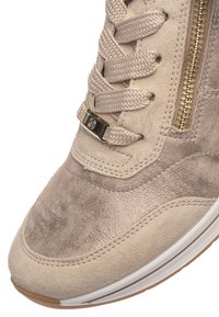 Zapatilla de ante beige con acabado texturizado, cordones tejidos, cremallera metálica y suela de goma. Presenta un ribete de suela claro en contraste.