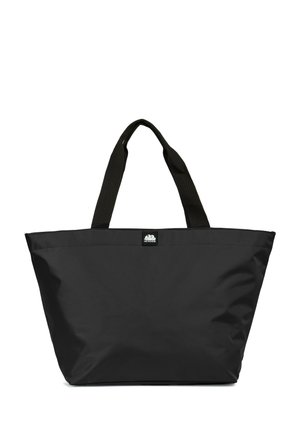 Borsa tote nera con spallacci larghi e piccolo logo rettangolare centrato vicino al bordo superiore su sfondo bianco semplice.