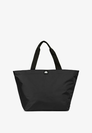 Borsa tote nera con spallacci larghi e piccolo logo rettangolare centrato vicino al bordo superiore su sfondo bianco semplice.