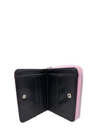 Portafoglio compatto con chiusura a zip, esterno rosa e interno nero, dotato di numerosi scomparti per carte e dettaglio con bottone a pressione.