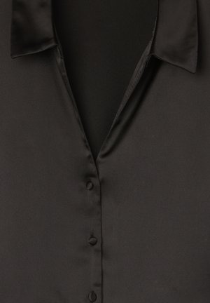 Czarna satynowa bluzka z kołnierzykiem, z przodem zapinanym na guziki i gładką fakturą. Bez wzorów ani dodatkowych ozdób.
