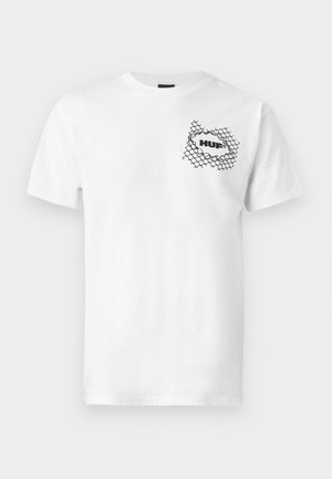 Vit kortärmad T-shirt i bomull, med ett svart nätmönstrat tryck med "HUF"-text på övre vänstra bröstet.