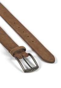 Brun semsket belte med en glatt overflate, metallspenne og flere justeringshull. Remmen er flat og litt avsmalnet mot enden.