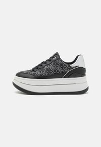 Černé tenisky s texturovaným svrškem, stříbrnými akcenty a chunky bílou platformou. Mají tkaničky a kulaté očko pro upevnění.