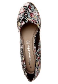 Chaussure plate à imprimé floral avec un fond noir, présentant un bout rond et une tige en tissu doux. À l'intérieur, une semelle beige avec le logo de la marque.