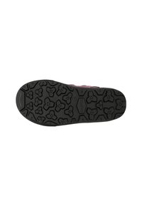La semelle en caoutchouc noir présente un motif de semelle pour une meilleure traction, avec un bord supérieur en suédine bordeaux foncé. Surface texturée pour une meilleure adhérence.