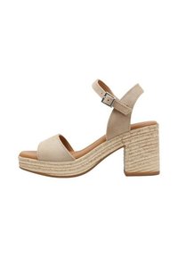 Sandaña de plataforma de ante beige con punta abierta, tira en el tobillo y hebilla ajustable. Tacón de cuña estilo espadrille texturizado.