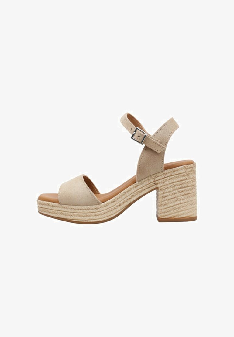 Sandaña de plataforma de ante beige con punta abierta, tira en el tobillo y hebilla ajustable. Tacón de cuña estilo espadrille texturizado.
