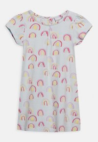 Kurzärmliges hellgraues Kleid für Kleinkinder mit rosa, gelben und lila Regenbogenmustern und einem kleinen Vorderfalten unter dem Ausschnitt.