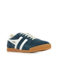 Sneaker blu in pelle scamosciata con righe bianche, dotata di suola in gomma e lacci beige chiaro. Logo del marchio "Gola" in oro sul lato.