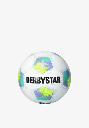Biała piłka nożna Derbystar z zielonymi, niebieskimi i fioletowymi abstrakcyjnymi wzorami gwiazd oraz czarnym tekstem marki na gładkim białym tle.