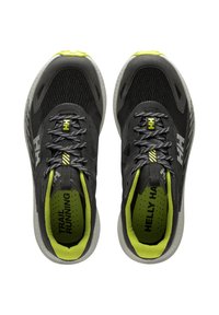 Zapatillas de correr en negro y gris con parte superior de malla, acentos amarillos y un collar acolchado. Características incluyen una suela texturizada y detalles del logo.
