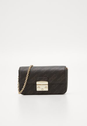 Ciemnobrązowa skórzana kopertówka o fakturowanej powierzchni, z złotym zapięciem i łańcuszkowym paskiem, prostokątny kształt, kompaktowy rozmiar oraz subtelny tłoczony wzór.