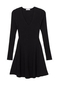 Czarna, prążkowana sukienka z długim rękawem, o dekolcie w kształcie litery V i rozkloszowanej spódnicy. Posiada teksturowany materiał z pionowymi liniami, co tworzy dopasowany gorset.