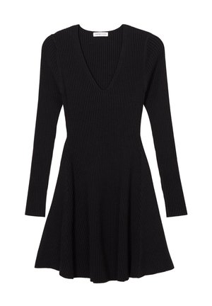 Sort ribbet langærmet kjole med V-hals og flagrende skørt. Har tekstureret stof med lodrette linjer, der skaber en tætsiddende krop.
