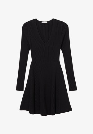 Abito lungo a maniche lunghe nero a costine con scollatura a V e gonna svasata. Presenta un tessuto testurizzato con linee verticali, creando un corpino aderente.