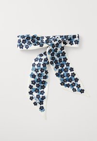 Foulard floral avec un fond blanc, des fleurs bleu marine et des centres orange, noué en un nœud avec deux longues extrémités pointues.