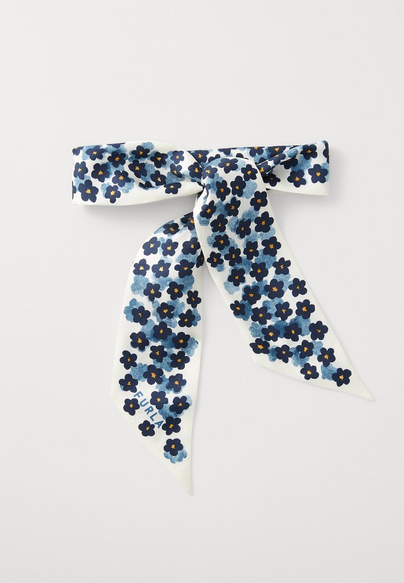 Bufanda floral con fondo blanco, flores azul marino y centros naranjas, atada en un lazo con dos extremos largos y puntiagudos.
