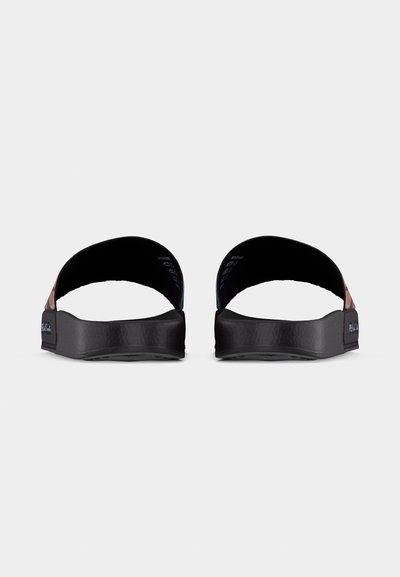 Ζευγάρι μαύρα σανδάλια slide με φαρδιές λουρίδες και υφασμένα πέλματα, εμφανιζόμενα από πίσω σε απλό λευκό φόντο.