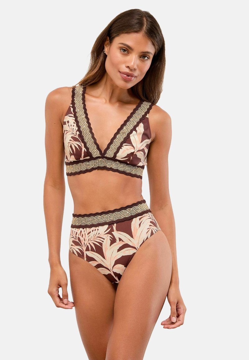 Bruine bikini set met een diepe V-hals top en hoog opgesneden onderkant, versierd met roomkleurige tropische bladeren en decoratieve textuurafwerking.