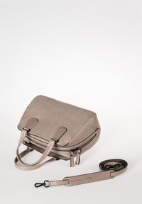 Borsa in pelle di colore grigio chiaro con una forma strutturata, doppi manici, chiusura con zip e una tracolla staccabile. Presenta dettagli di cucitura sottili.