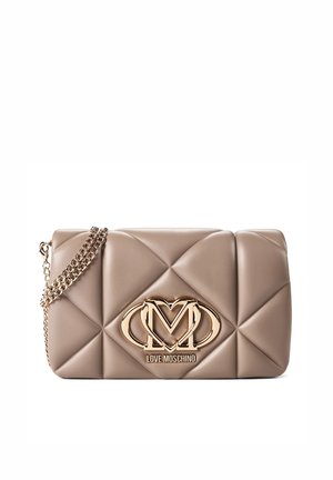 Taupe gesteppte Lederhandtasche mit goldener Kette und goldenem Love Moschino-Logo vorne in der Mitte.