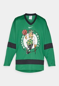 Zöld kosárlabdamez fekete gallérral és ujjal. Nagy Celtics logóval és egy kosárlabdát tartó törpével díszítve.