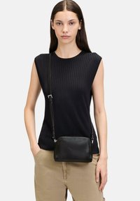 Schwarze Leder-Crossbody-Tasche mit rechteckiger Form, eleganten Design, silberfarbener Hardware und strukturiertem Finish.