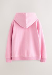Roze hoodie gemaakt van zacht stof. Voorzien van een kangoeroezak, geribbelde manchetten en zoom. Achteraanzicht toont naaddetails.