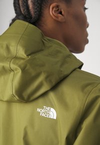 The North Face QUEST JACKET - Vandeniui atspari striukė - forest olive