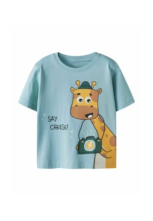 Himmelblaues Kinder-T-Shirt aus Baumwolle, mit einem Cartoon-Giraffen-Motiv, die eine Kamera hält, und dem Text "Say Cheese!" daneben.