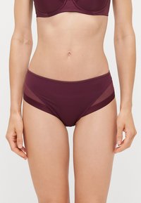 Bordeaux hoge tailleslips met mesh zijkanten, gladde stof en contrasterende tailleband. Heeft een medium hoge snit voor comfort.