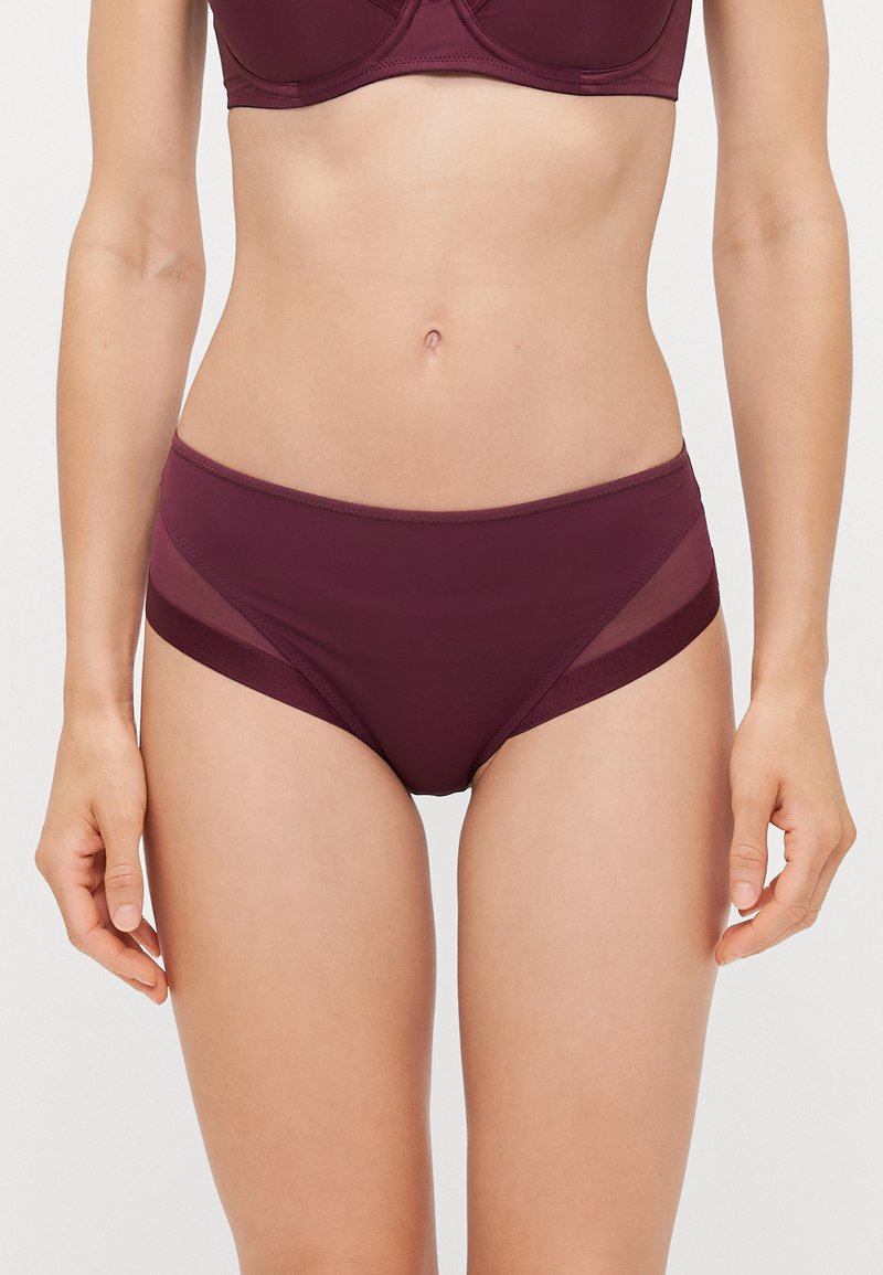 Bordeaux hoge tailleslips met mesh zijkanten, gladde stof en contrasterende tailleband. Heeft een medium hoge snit voor comfort.