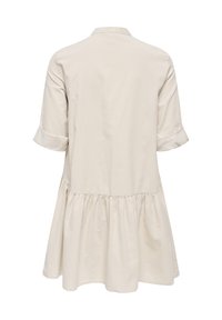 Barna térdig érő ruha rövid, felhajtott ujjakkal, eresztett derékkal és ráncolt szoknyával, hátsó nézetben.