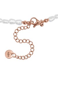 Perlearmbånd med en rosegolv clasp og kjedelengde. Glatte hvite perler og en etikett med "hdm" gravert. Justerbar lengde.