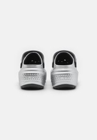Crocs STOMP METALLIC UNISEX - Tresko - silver