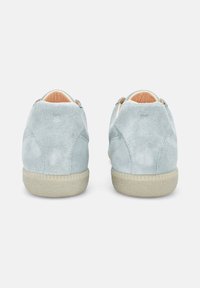 Sneakers in suede blu cielo con una finitura testurizzata, morbida fodera interna e una suola di gomma beige con un motivo a zigzag.