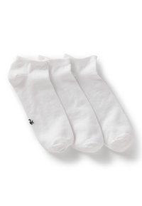 Tre paia di calzini bianchi alla caviglia, realizzati in morbido cotone, con una texture liscia e un piccolo logo nero su un lato.
